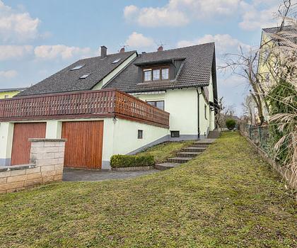 Gepflegte Doppelhaushälfte im Charme der Neunziger Jahre