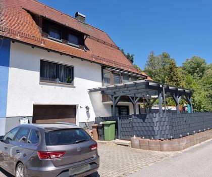Naturnah und idyllisch wohnen ...
Modernisierte Doppelhaushälfte mit integrierter Garage ...