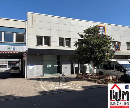 *Frequentierte Lage neben Lebensmittelmarkt - Verkauf - Ausstellung - Werkstatt - Lager - Parkplätze*