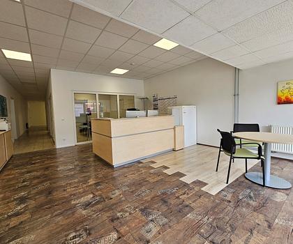 226 m² für Büro, Praxis & mehr – ebenerdige Gewerbefläche in guter Sichtlage in Behringersdorf