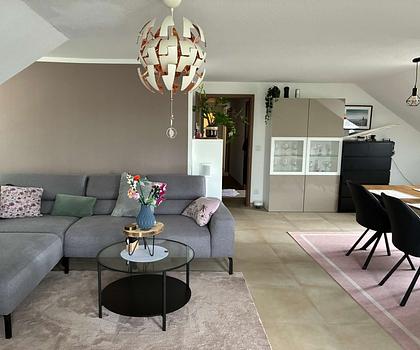 HEGERICH: Helle Dachgeschosswohnung mit großzügigem Wohnbereich und Balkon