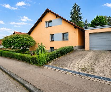 Open House am 20.09.2026 um 11 Uhr -  Gepflegtes Zweifamilienhaus  in ruhiger Waldrandlage