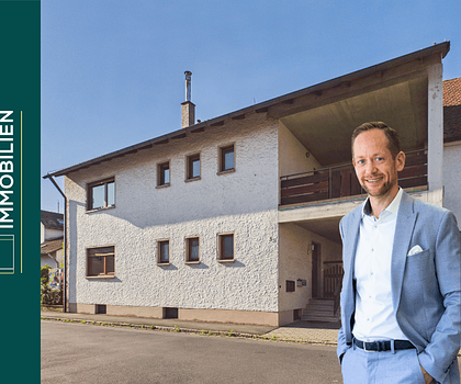 Sanierungsbedürftiges  Zweifamilienhaus mit Garten, Balkon & Garagen