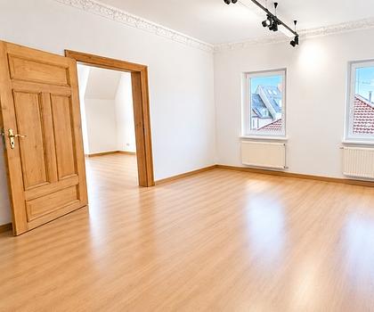 Lichtdurchflutetes WG-Zimmer in zentraler Lage