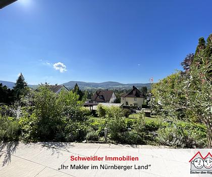 Ein Traum mit Fernblick!
Vermietete 3-Zimmer-Wohnung mit Garage in begehrter Lage von Hersbruck
