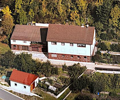 Sonnenverwöhntes Zweifamilienhaus mit tollem Ausblick und Ausbaupotenzial in Buttenheim/Tiefenhöchstadt
