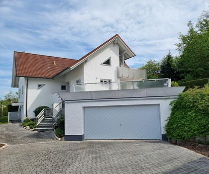Außergewöhnliches Architektenhaus 
mit zwei großzügigen Doppelgaragen
