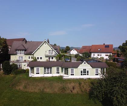 Großzügiges Renditeobjekt oder Wohnen und Arbeiten unter einem Dach in Bindlach/Benk