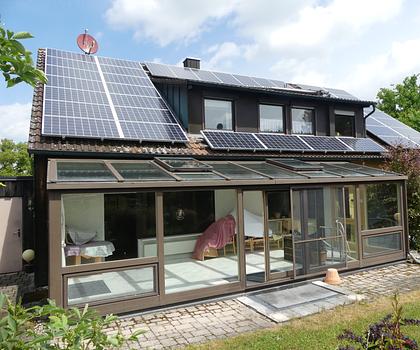 Platz für die ganze Familie und mehr! Einfamilienhaus mit Wintergarten und großzügiger ELW+Balkon im DG!