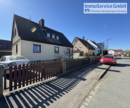 Einfamilienhaus mit großem Grundstück und Doppelgarage