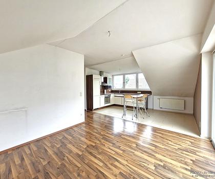 Gemütliche Dachgeschosswohnung in ruhiger Wohngegend mit Einbauküche und Garage