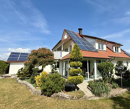 Großzügiges und gepflegtes Zweifamilienhaus mit großem Garten und PV Anlage