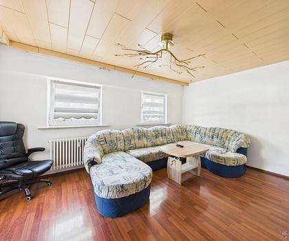 Großes Zweifamilienhaus mit Schlossblick – 9 Zimmer mit Charme
