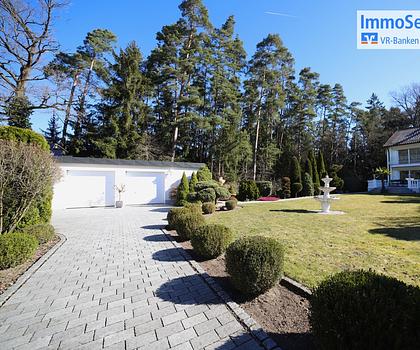 Exklusive Doppelhaushälfte mit gepflegtem Garten und Schwimmteich