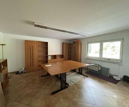 HEGERICH: Attraktive Gewerbefläche - Büroräume, Aufenthaltsräume und große Lagerflächen