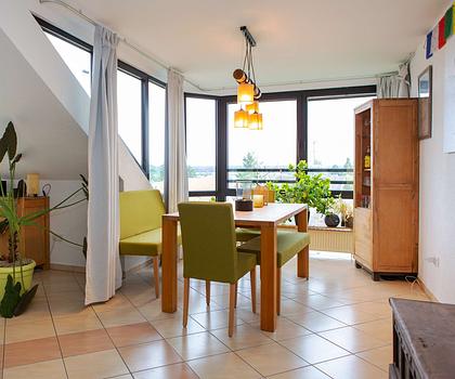 HEGERICH: Gemütliches Wohnen mit Weitblick   Lichtdurchflutete 3-Zimmer Wohnung in Seukendorf