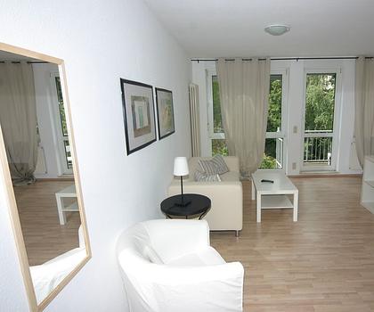 Helle und schön möblierte 1-Zimmer-Wohnung mit einem kleinen Balkon 