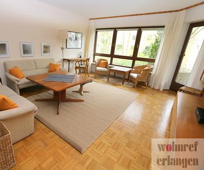 MÖBLIERTE,schöne helle 3,5 Zimmer-Wohnung mit Sonnenloggia u. TG Stellplatz im Zentrum von Erlangen