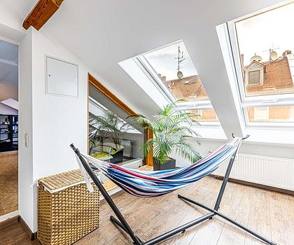 HEGERICH: Großzügige und charmevolle Maisonettewohnung mit Dachloggia in der Fürther Südstadt