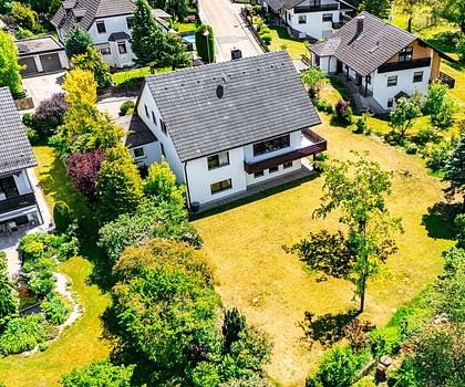 HEGERICH: Wunderschön großzügiges Einfamilienhaus in idyllischer Lage!