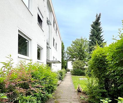 Im Erdgeschoss: 3,5-Zimmer Wohnung mit Balkon, Stellplatz und optional Garage