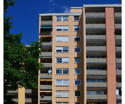 Renovierungsbedürftige, freie 3-Zi-Whg mit Balkon, provisionsfrei