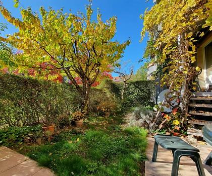 Liebevoll renovierte Wohnung mit herrlicher Aussicht 
und schönem Garten ...