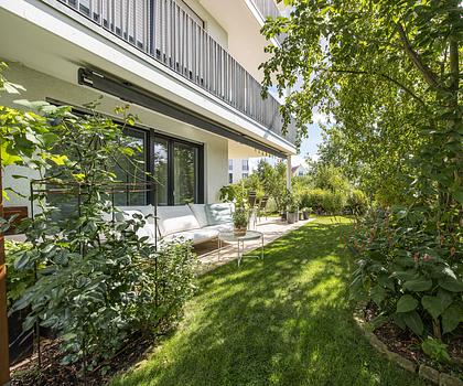 Wohnkomfort mit Hauscharakter: 3-Zi.-Gartenwohnung mit vollwertig ausgebautem Hobbyraum, Wallbox und TG-Stellplätzen