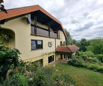 Liebevoll modernisiertes Wohnhaus
mit großzügiger Architektur und Panoramablick