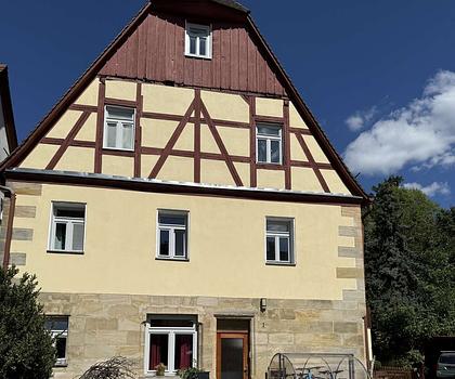 Landhausflair trifft moderne Wohnqualität – 3 Zimmer Wohnung im historischen Herzen Heroldsbergs