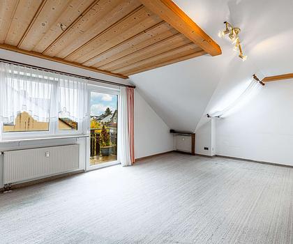 HEGERICH: Wohnen mit Herz und Aussicht – Dachgeschosswohnung in Heroldsberg