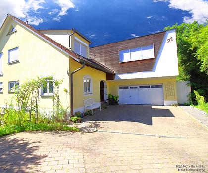 Großzügiges Zweifamilienhaus mit wunderschönem Grundstück und PV-Anlage