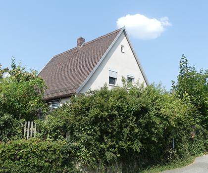 Für Handwerker u. Bastler! Sanierungsbedürftiges kleines Einfamilienhaus in Heilsbronn!