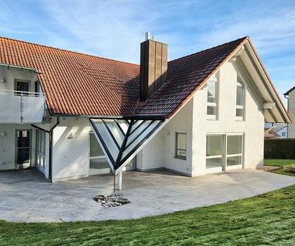 Außergewöhnliches Architektenhaus mit zwei großzügigen Doppelgaragen in ruhiger Waldrandlage