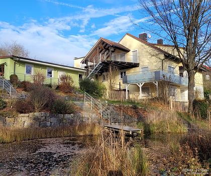 Ihr privates Naturrefugium! Zweifamilienhaus mit Naturschwimmteich und einzigartigem Grundstück