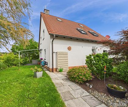 Besichtigung am Sonntag, den 01.02.26 um 14.00 Uhr!
Platz für eine Großfamilie, oder Wohnen und Arbeiten in einem