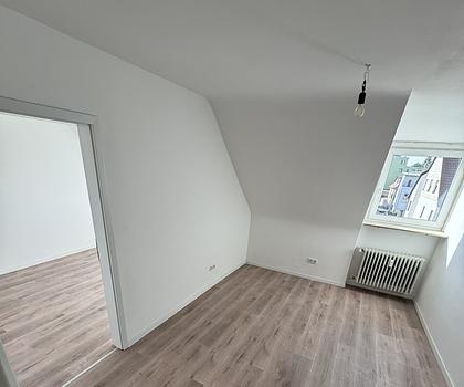 ERSTBEZUG NACH RENOVIERUNG - 3 ZIMMERWOHNUNG MIT EINBAUKÜCHE