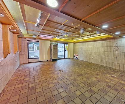 Einzelhandel, Dienstleistung, Studio, Büro oder Praxis** (je nach Genehmigung)