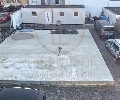 Grundstück mit Bodenplatte, Nebengebäude und genehmigtem Bauplan für geplantes 2-Familienhaus