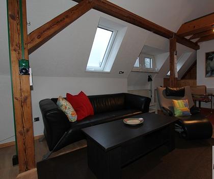 Modern möbliertes Dachstudio in gepflegten Zweifamilienhaus