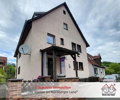 Preiswertes Zweifamilienhaus in Simmelsdorf/Hüttenbach mit Garten und Nebengebäuden