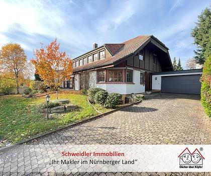 Rarität am Laufer Kunigundenberg: Großzügiges Einfamilienhaus mit Einliegerwohnung und Doppelgarage