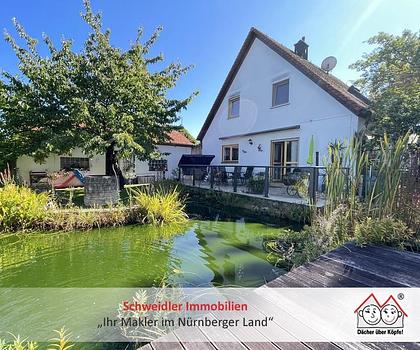 Wie ein Haus am See: Einfamilienhaus (Bj. 1993) mit Traumgarten und Garage in Lauf-Kuhnhof