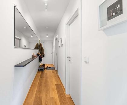 HEGERICH: Modernes, möbliertes City-Apartment mit offener Küche