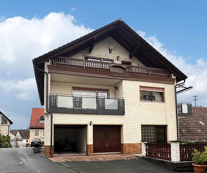 3-Zimmer Wohnung im Dachgeschoss mit schöner Aussicht und eigener Garage in Egloffstein