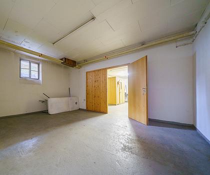 Großzügiges Souterrain zum Selbstausbau!
