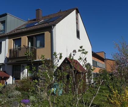 Wohnen in Bestlage! Schönes Reiheneckhaus mit Garage und großem Garten!