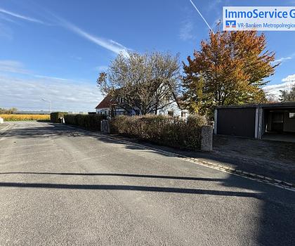 Sanierungsbedürftige Doppelhaushälfte mit 2 Garagen und großem Garten