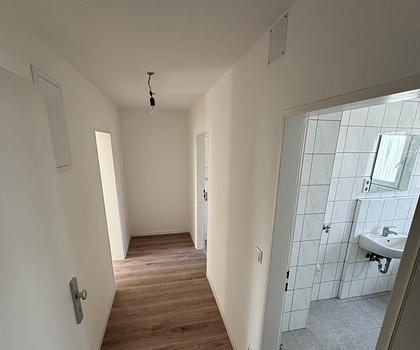 RENOVIERT UND FREI - SCHNUCKELIGE ZIMMERWOHNUNG MIT EINBAUKÜCHE