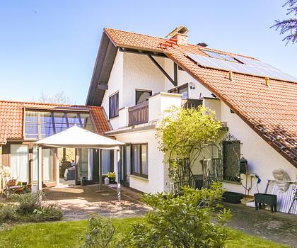 Barrierearmes Einfamilienhaus mit separater Einliegerwohnung und Wintergarten in Euerbach/OT